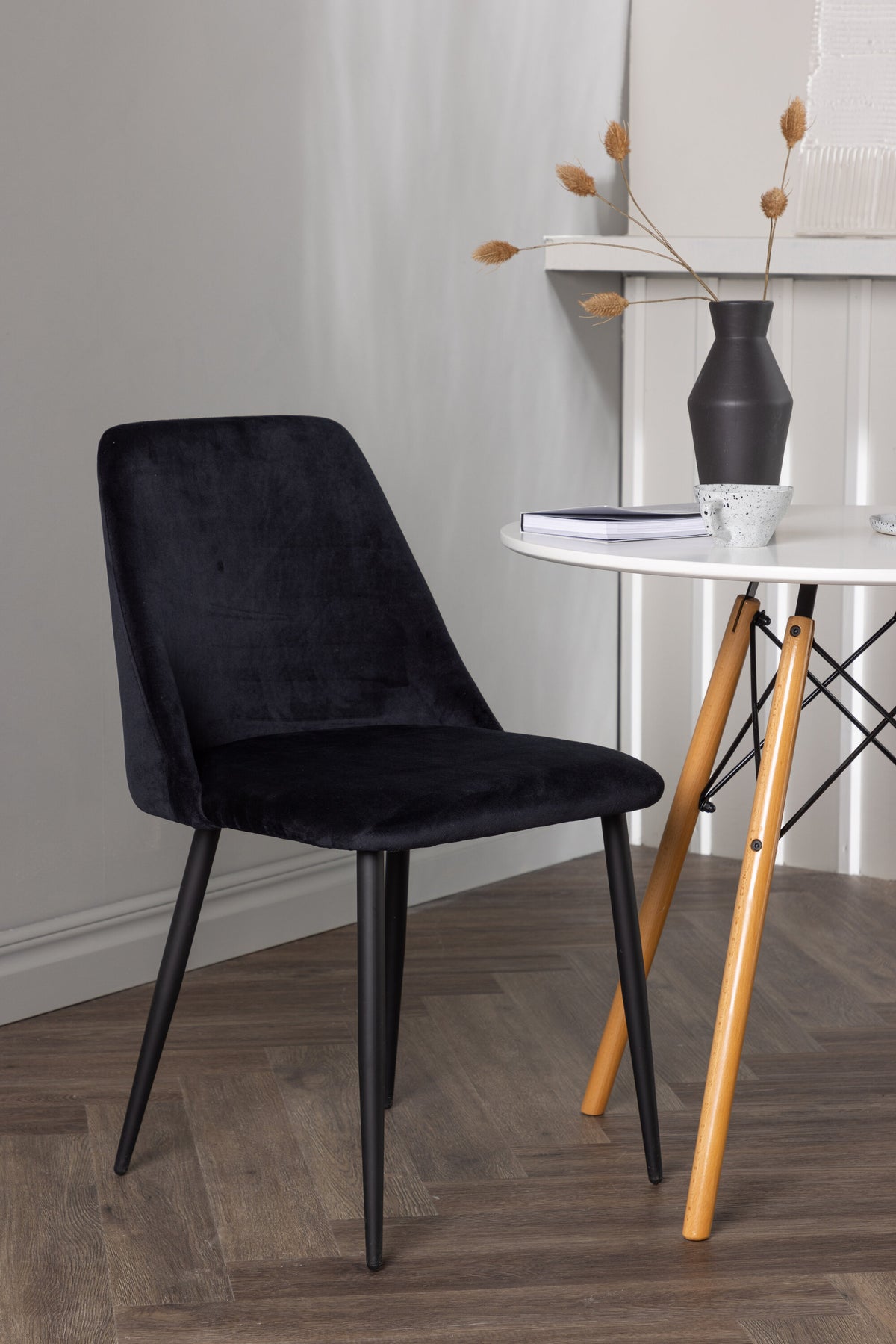 Danburi Matbord med Night Stolarna – Bord: ⌀60 Stol: 56x87x49