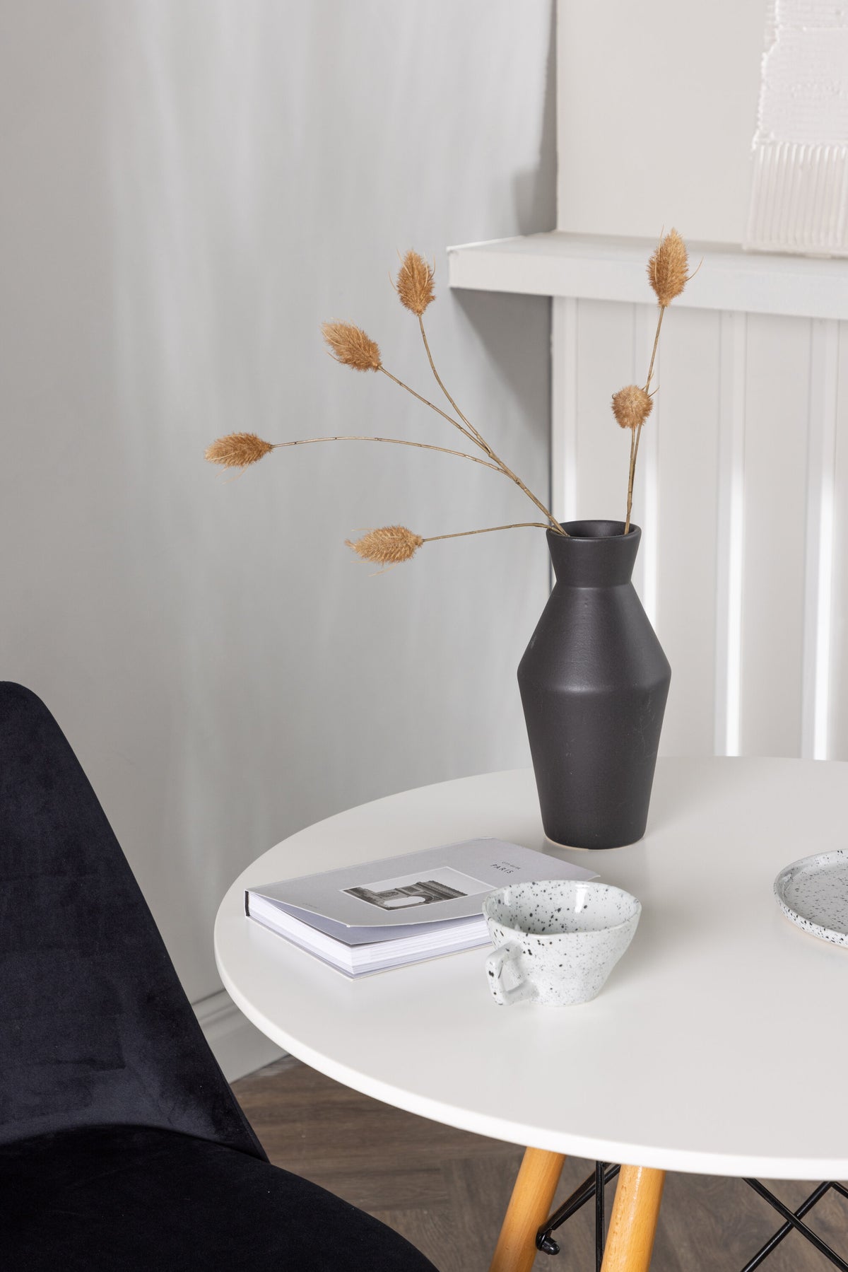 Danburi Matbord med Night Stolarna – Bord: ⌀60 Stol: 56x87x49