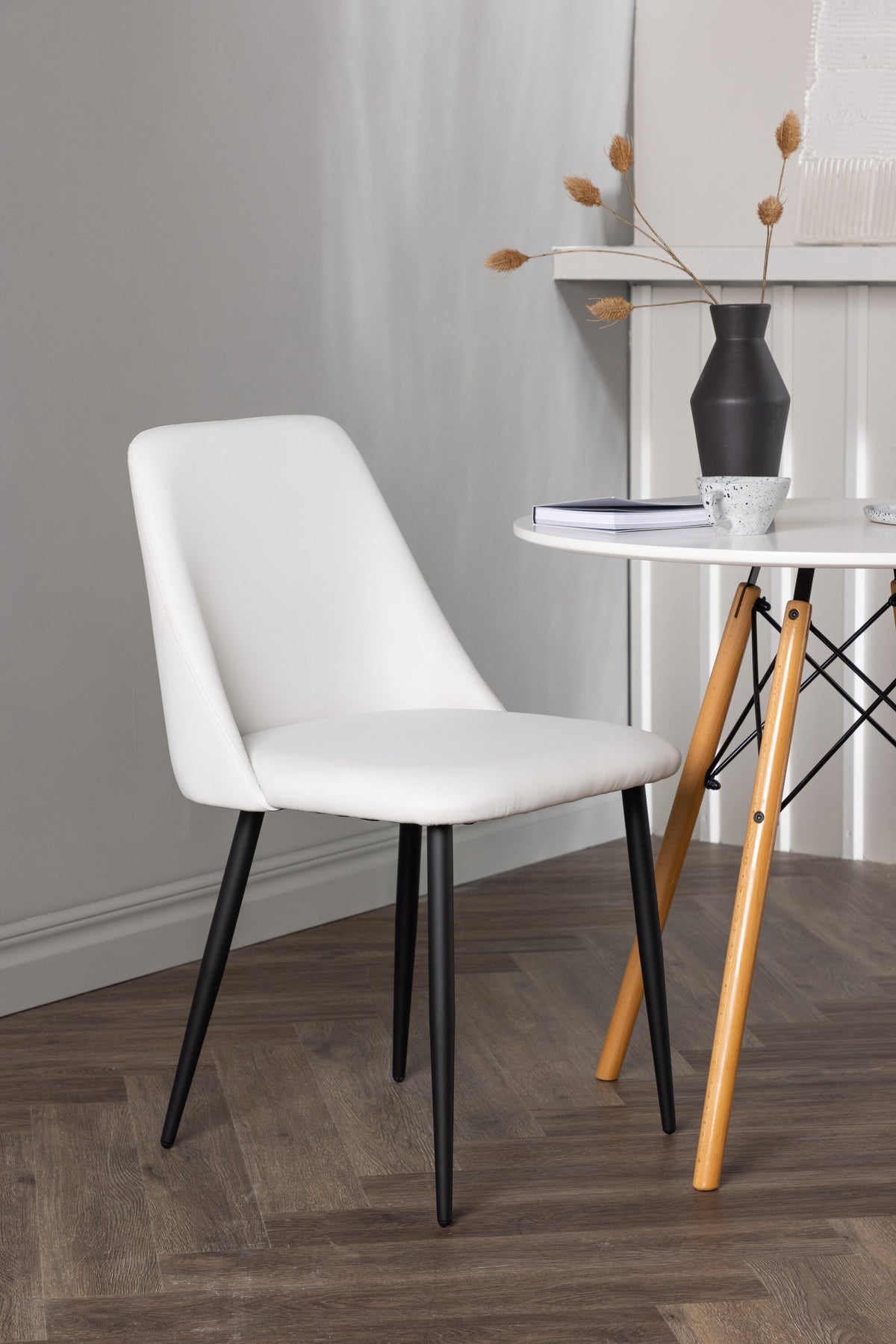 Danburi Matbord med Night Stolarna – Bord: ⌀60 Stol: 56x87x49