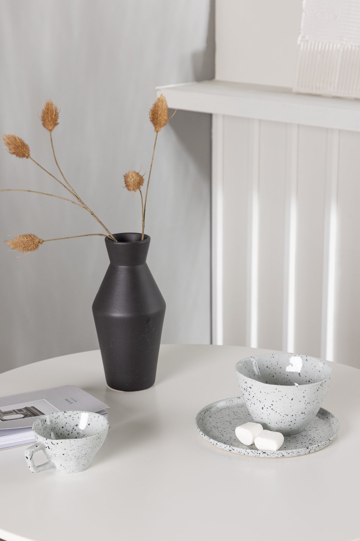 Danburi Matbord med Night Stolarna – Bord: ⌀60 Stol: 56x87x49