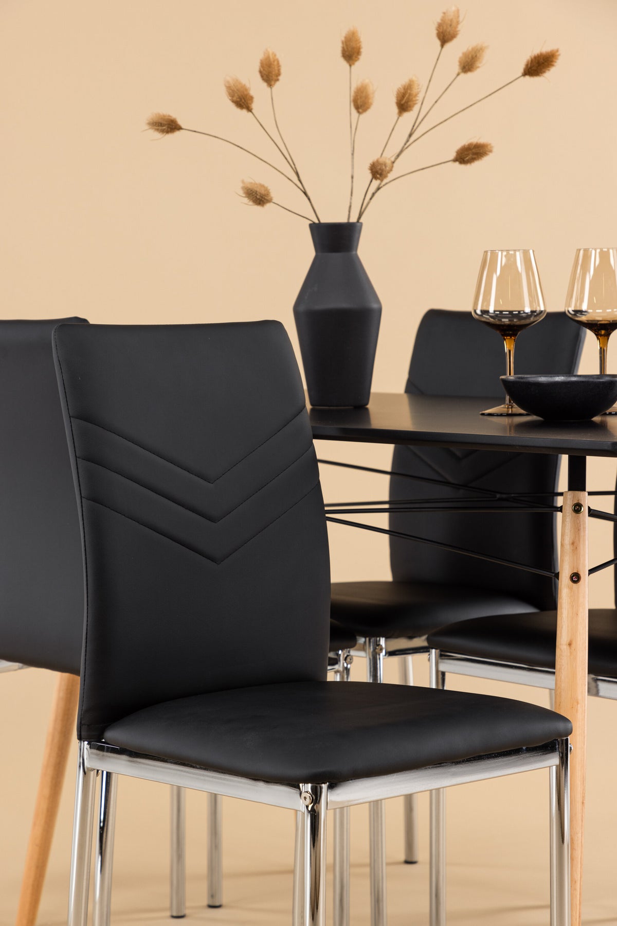 Danburi Matbord med Lily Stolarna