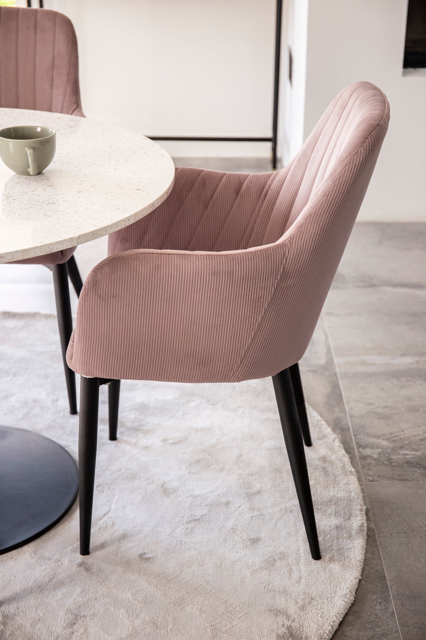 Estelle Matbord med Comfort Stolarna – Marmor