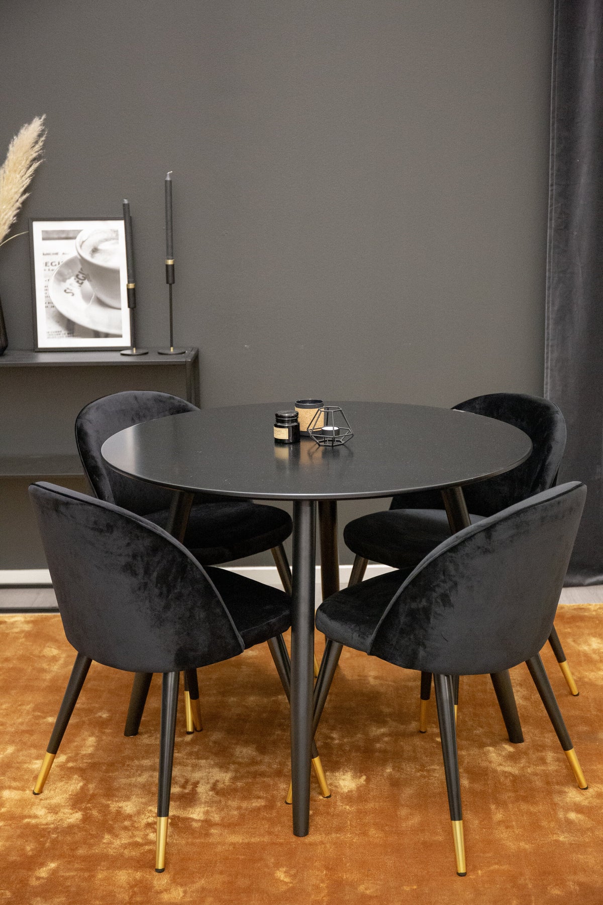 Plaza Matbord med Velvet Stolarna – MDF