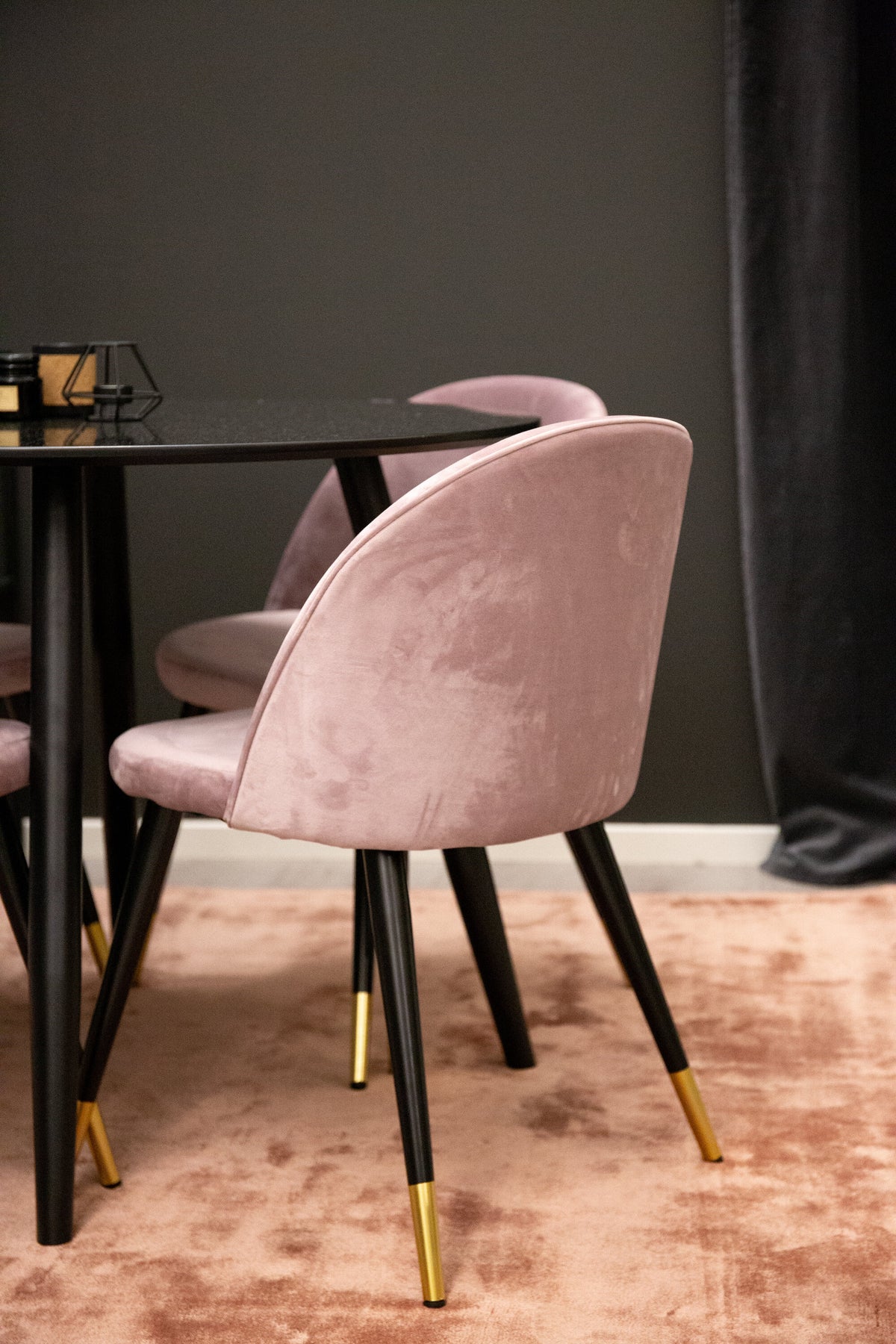 Plaza Matbord med Velvet Stolarna – MDF