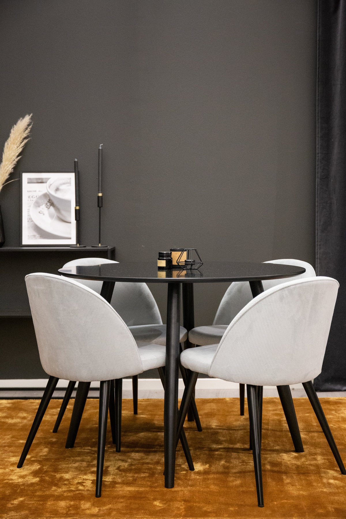 Plaza Matbord med Velvet Stolarna – MDF