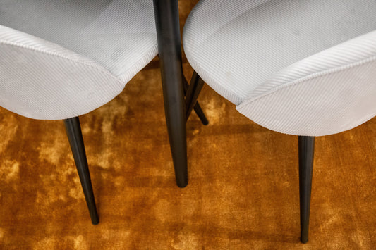 Plaza Matbord med Velvet Stolarna – MDF