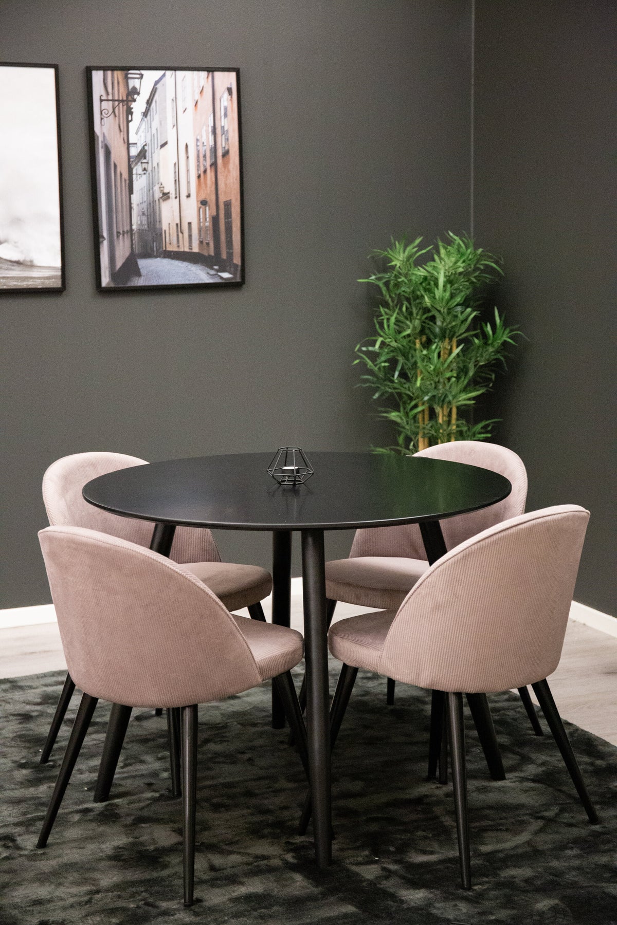 Plaza Matbord med Velvet Stolarna – MDF
