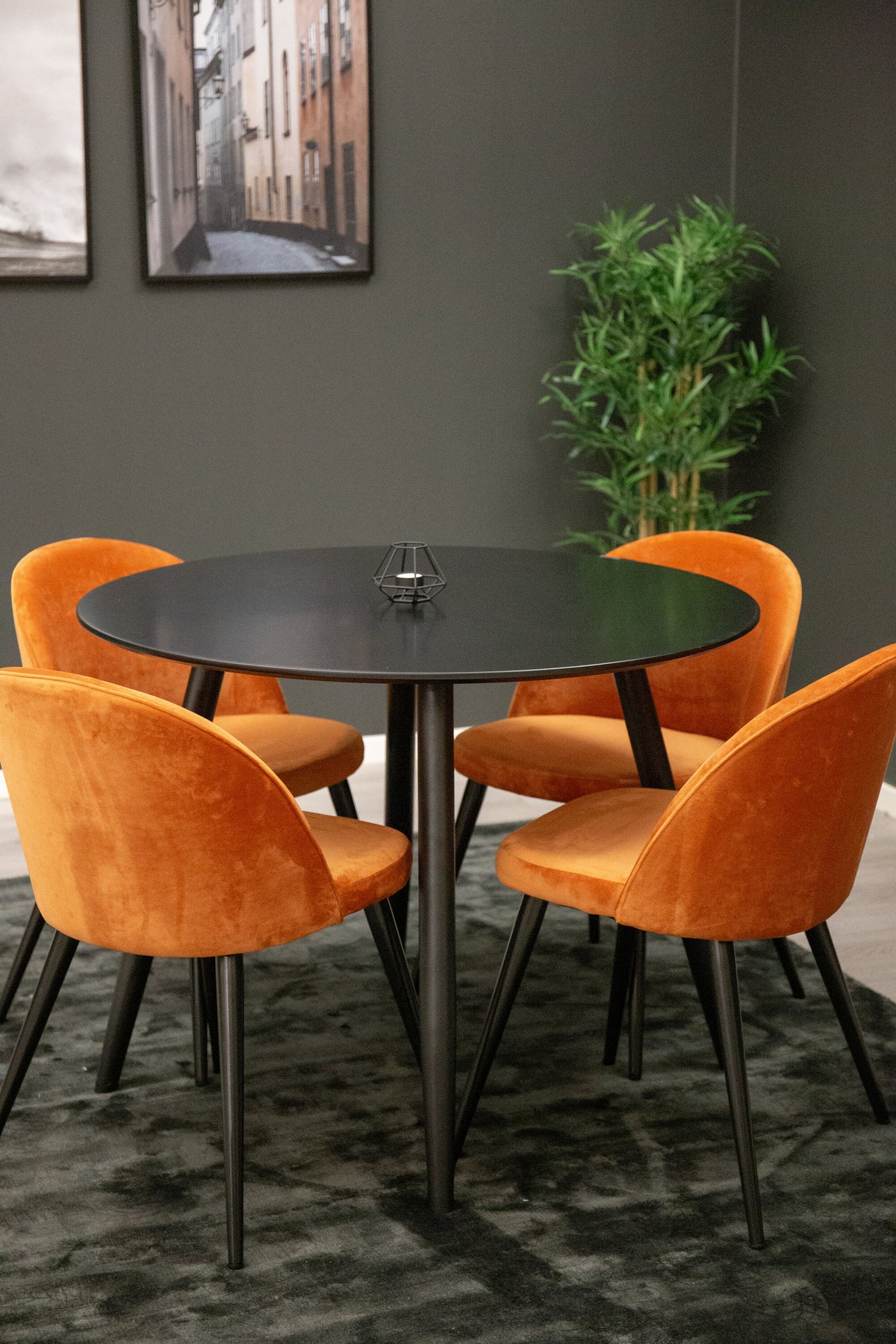 Plaza Matbord med Velvet Stolarna – MDF