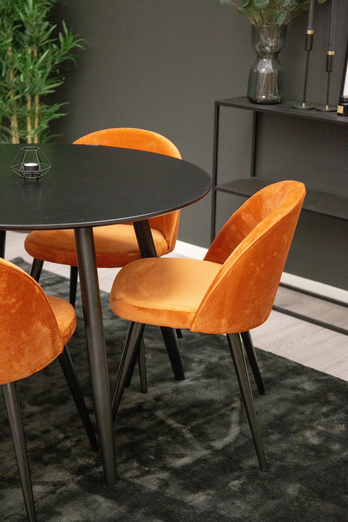 Plaza Matbord med Velvet Stolarna – MDF