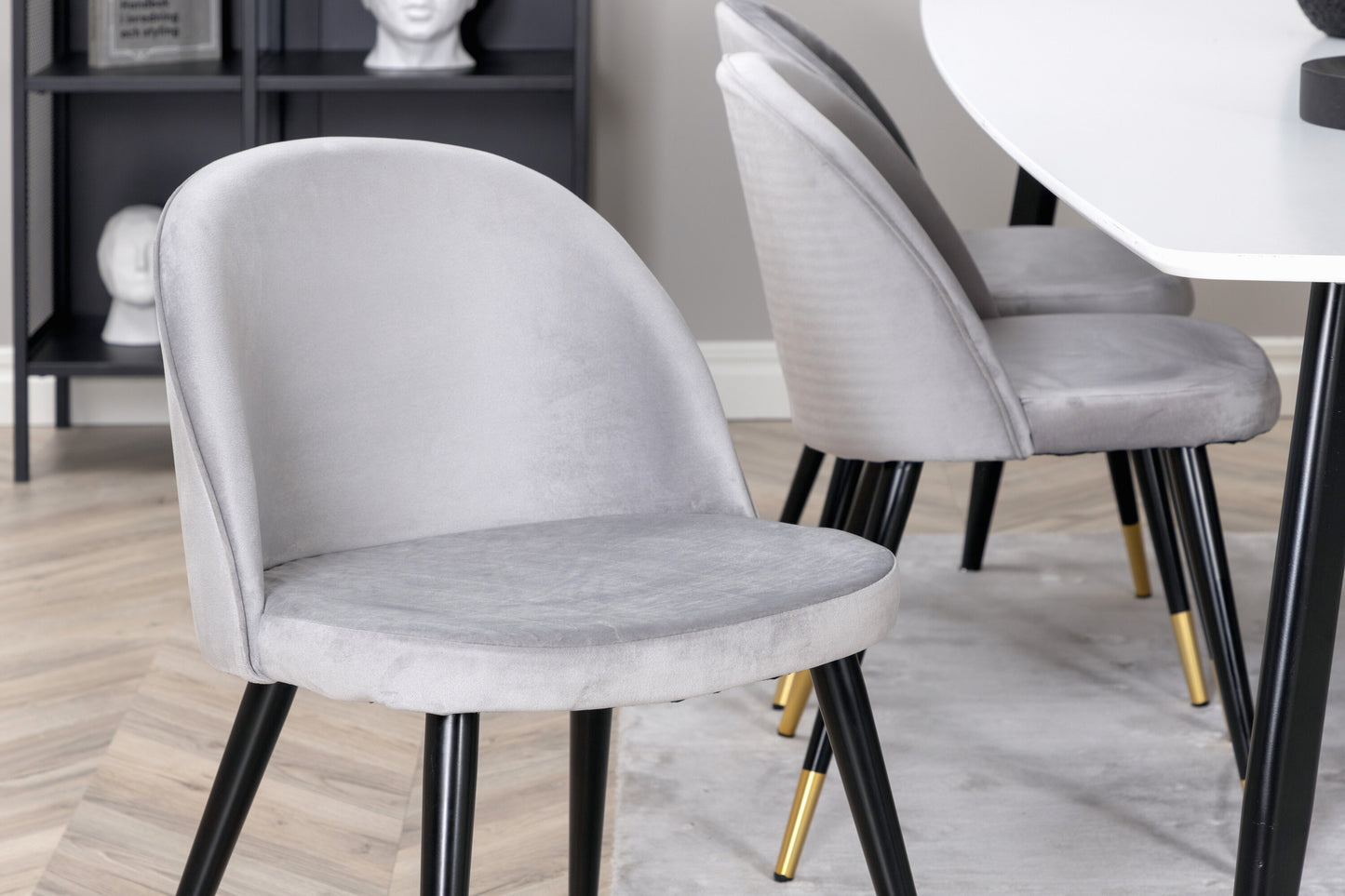 Polar Matbord med Velvet Stolarna – MDF