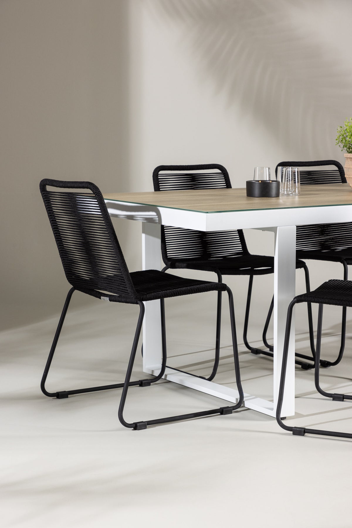 Merlo Matbord med Lindos Stolarna – Aluminium