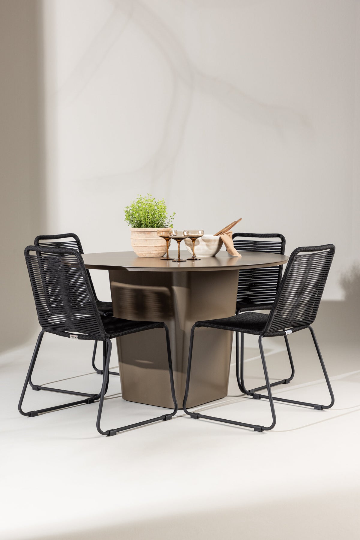 Santa Fe Matbord med Lindos Stolarna – Aluminium