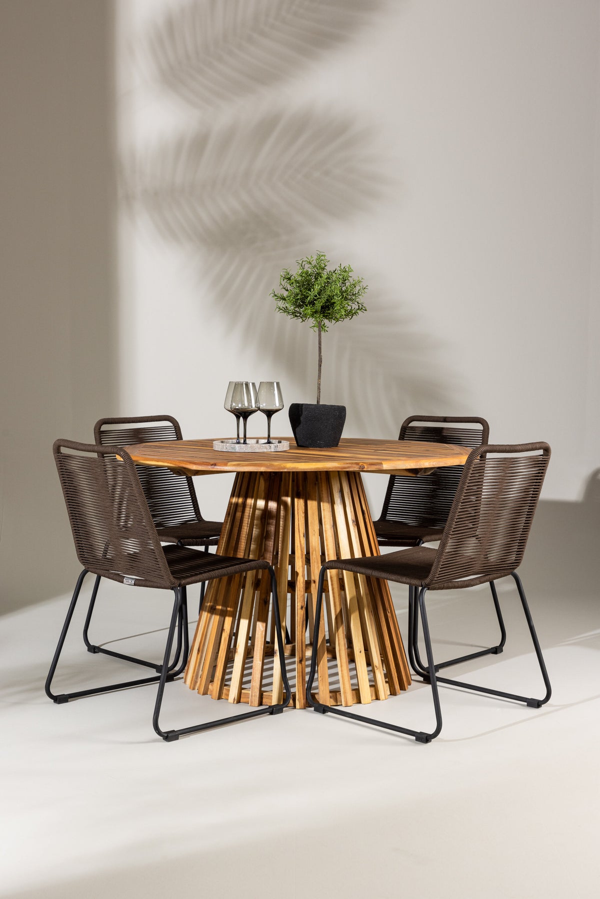 Lumpur Matbord med Lindos Stolarna – Akacia