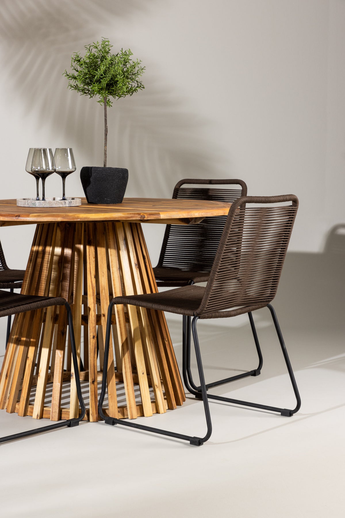 Lumpur Matbord med Lindos Stolarna – Akacia