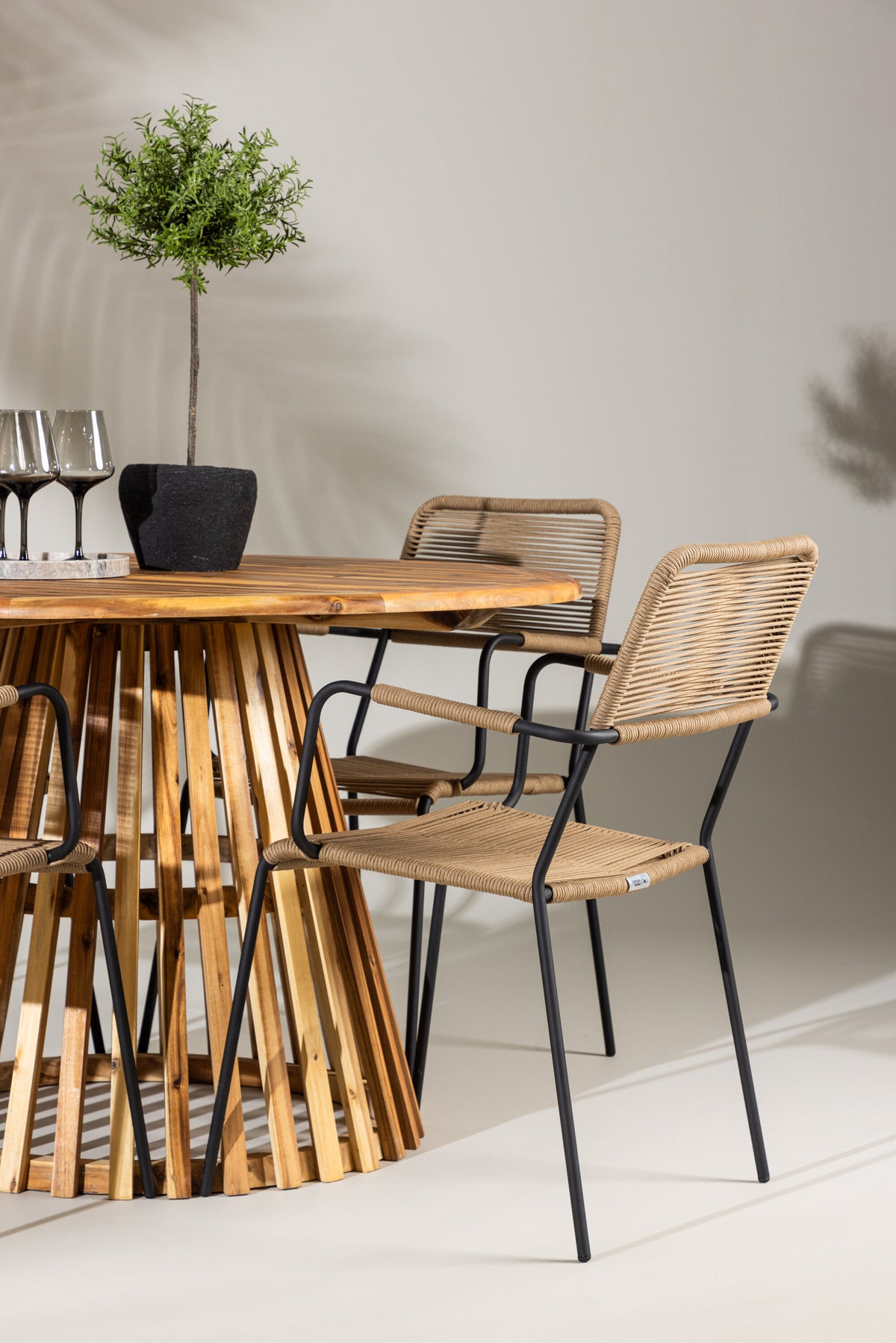 Lumpur Matbord med Lindos Stolarna – Akacia
