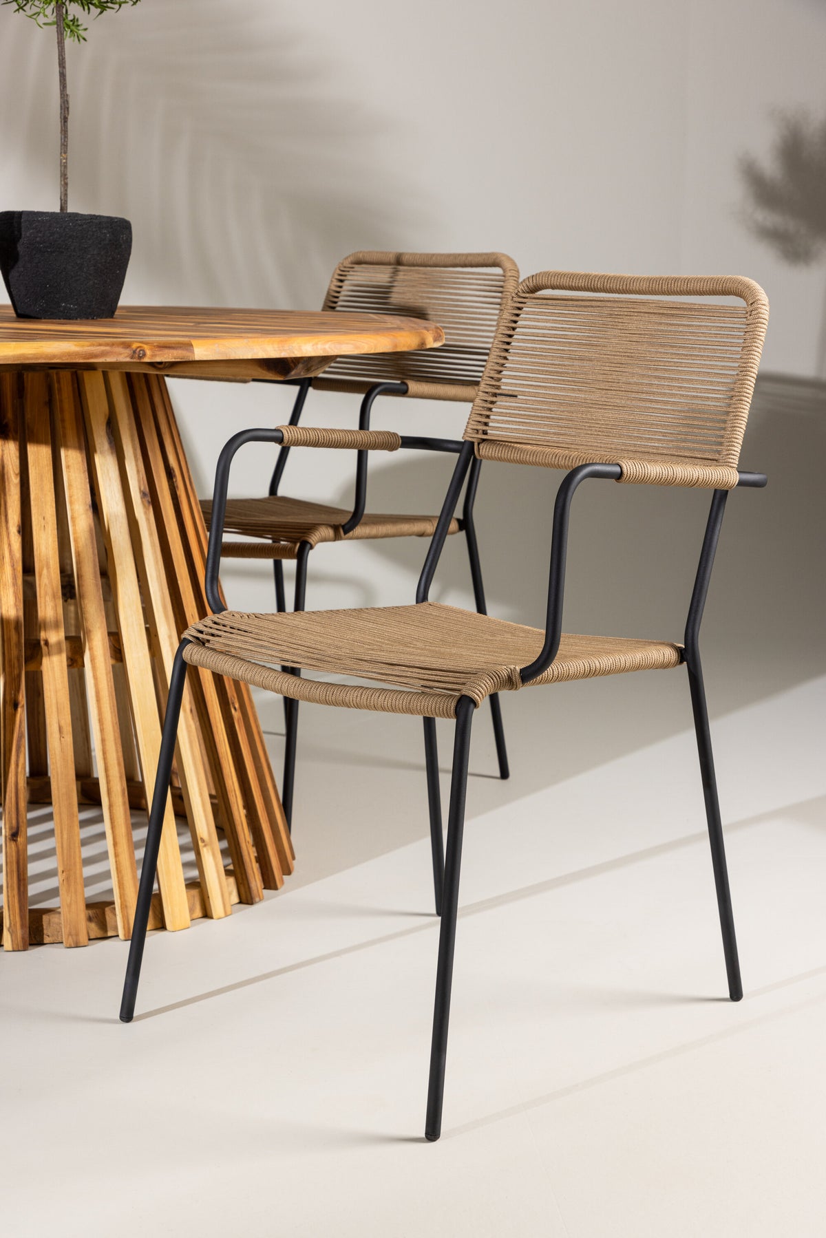 Lumpur Matbord med Lindos Stolarna – Akacia