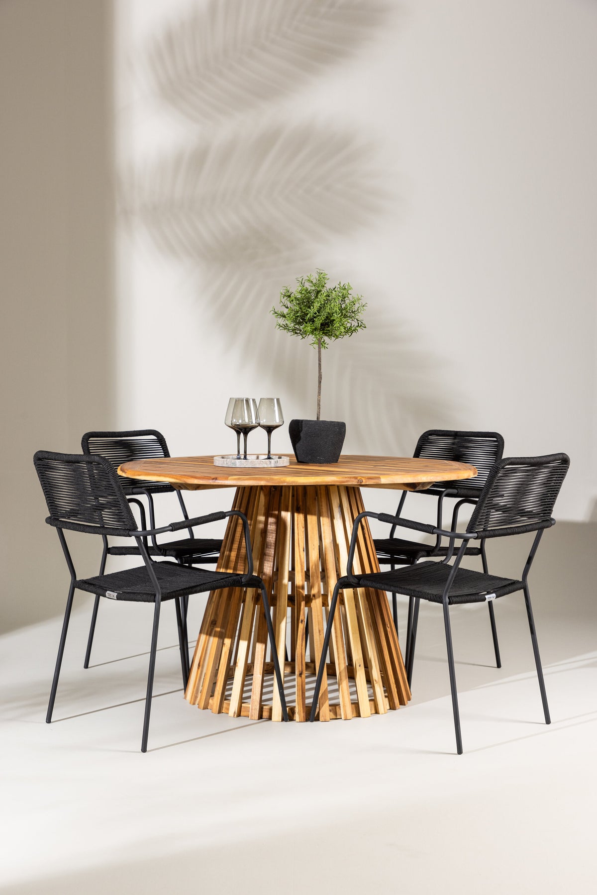 Lumpur Matbord med Lindos Stolarna – Akacia