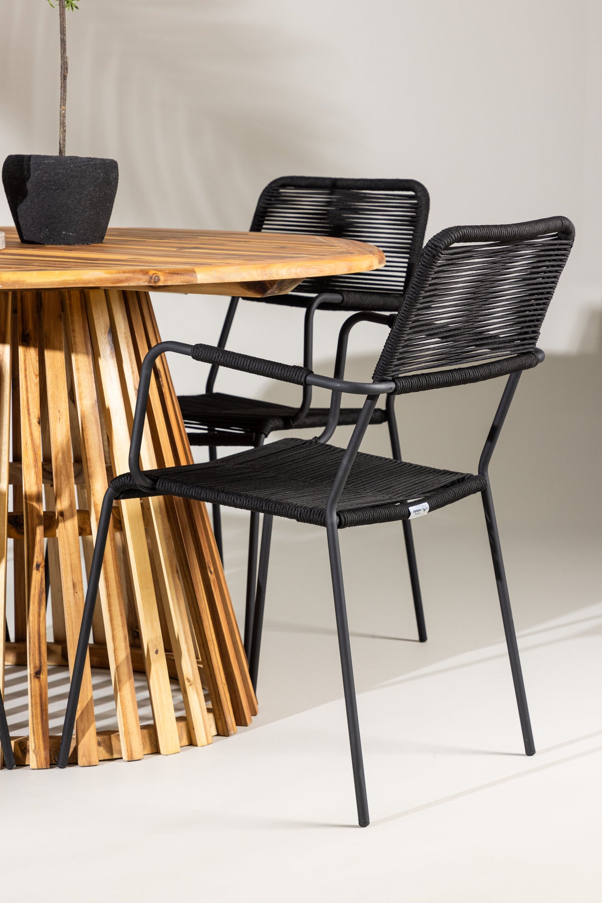 Lumpur Matbord med Lindos Stolarna – Akacia