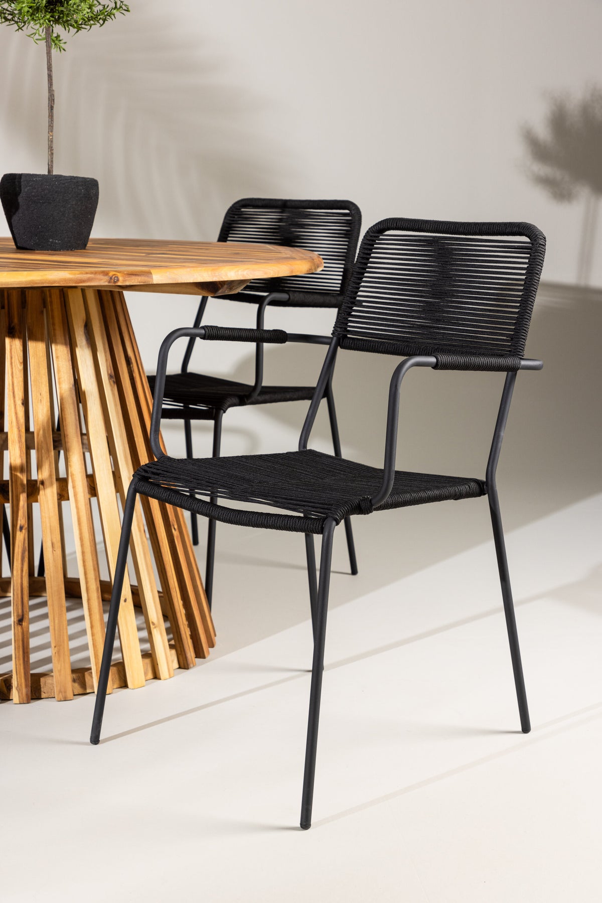 Lumpur Matbord med Lindos Stolarna – Akacia