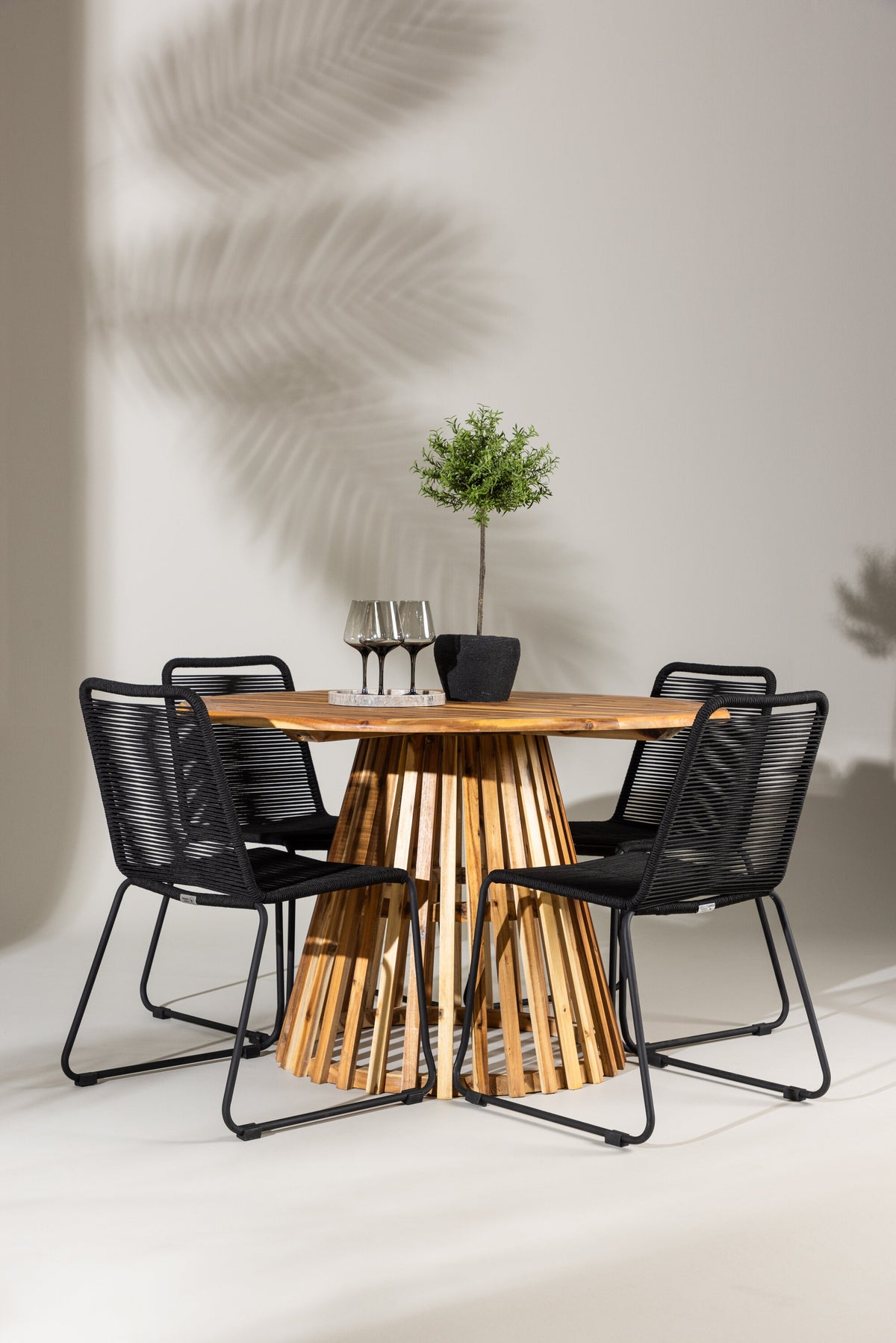 Lumpur Matbord med Lindos Stolarna – Akacia