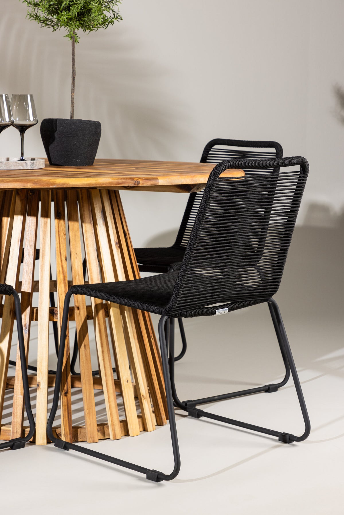 Lumpur Matbord med Lindos Stolarna – Akacia