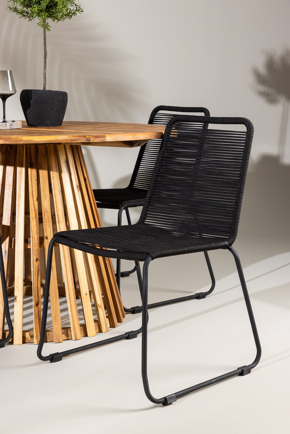 Lumpur Matbord med Lindos Stolarna – Akacia