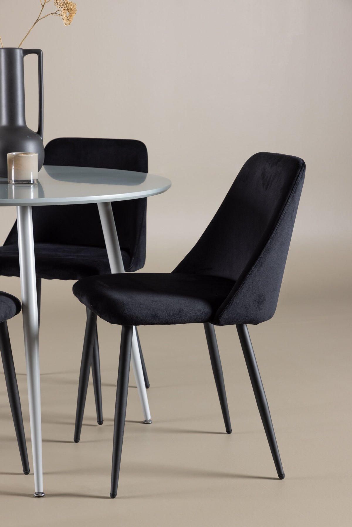 Plaza Matbord med Night Stolarna