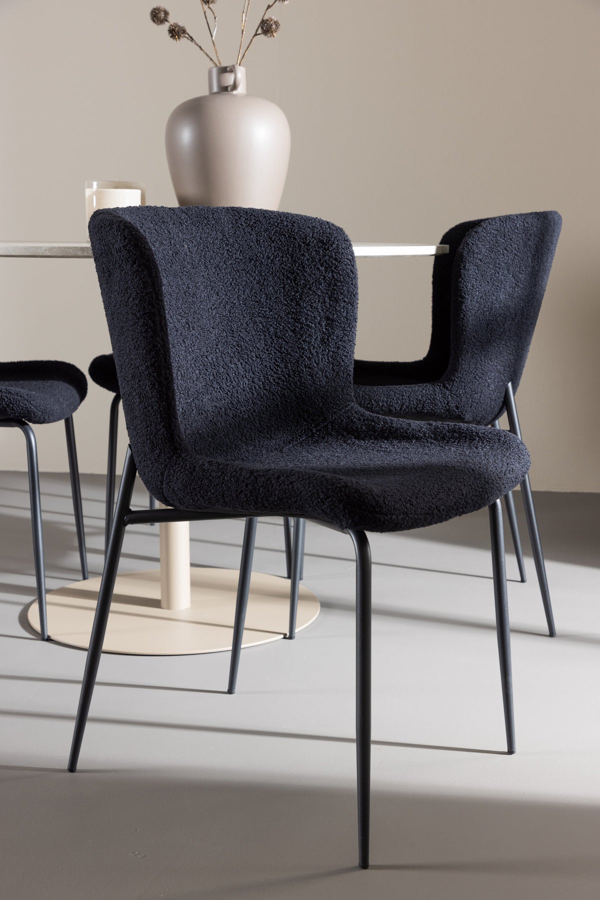 Lycke Matbord med Modesto Stolarna – MDF