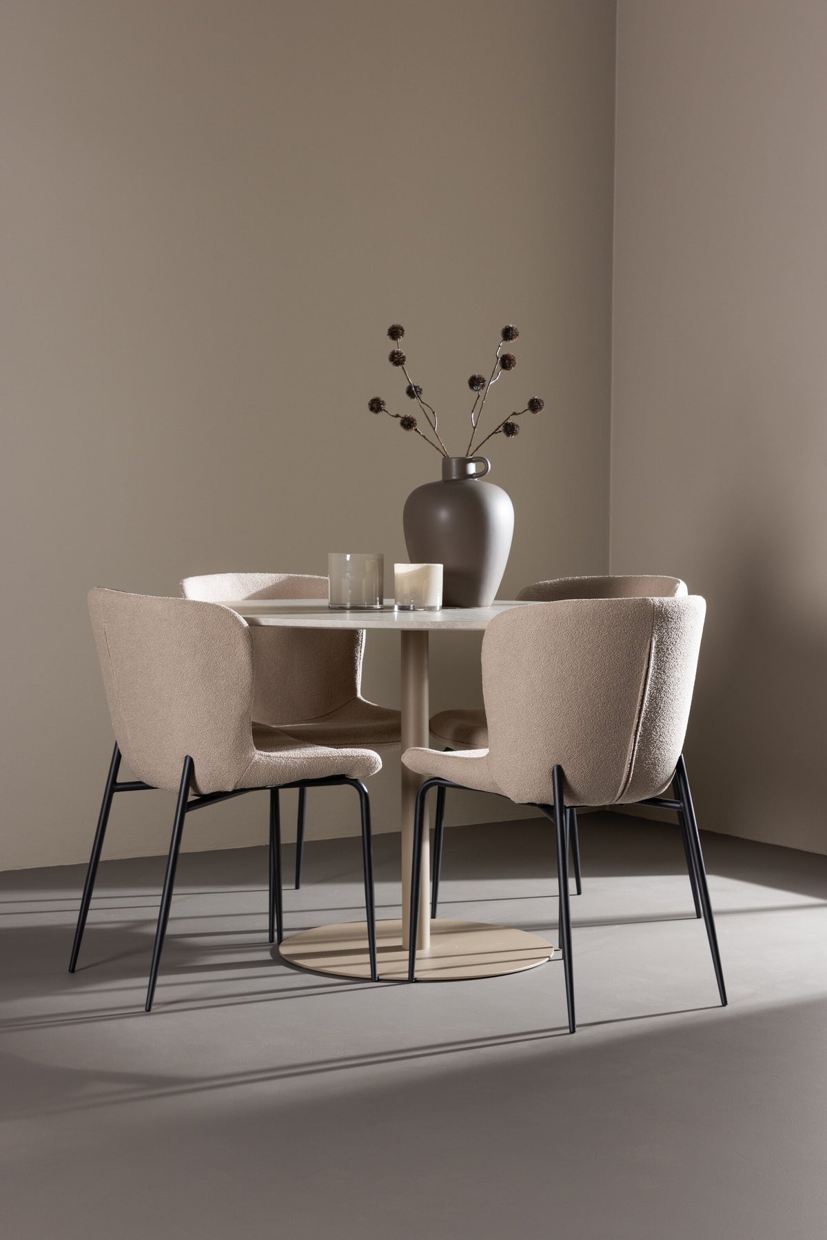 Lycke Matbord med Modesto Stolarna – MDF