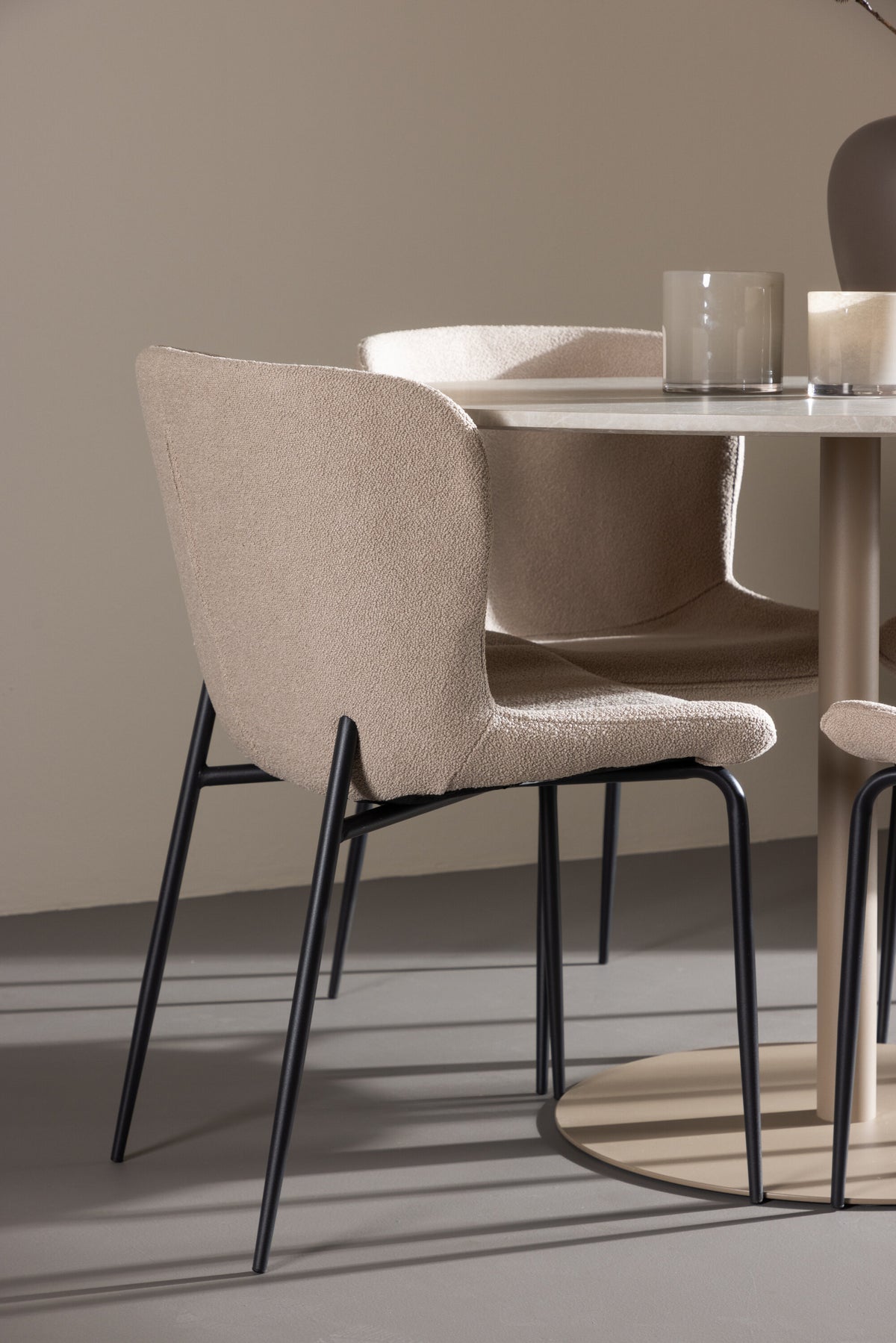 Lycke Matbord med Modesto Stolarna – MDF