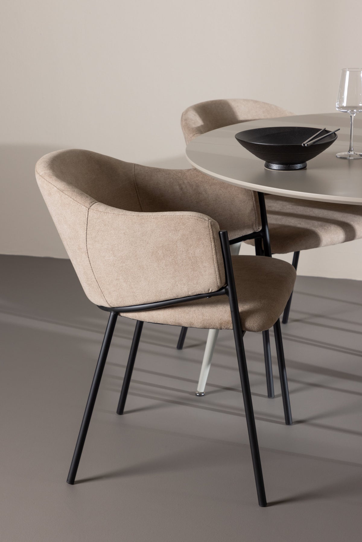 Plaza Matbord med Evelina Stolarna – MDF