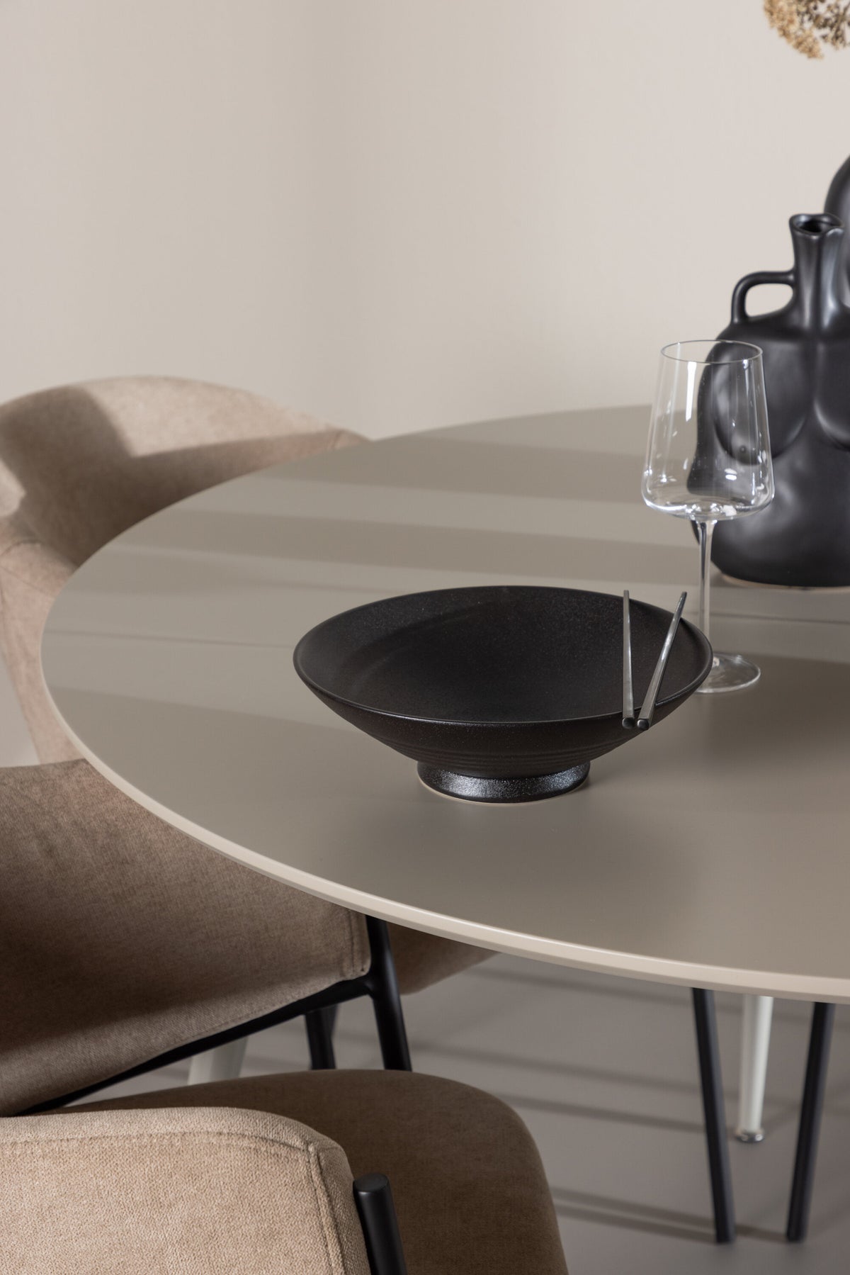 Plaza Matbord med Evelina Stolarna – MDF
