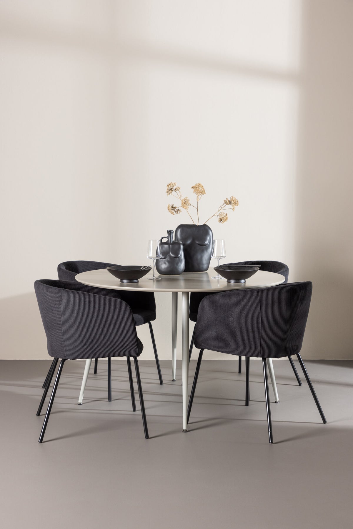 Plaza Matbord med Berit Stolarna