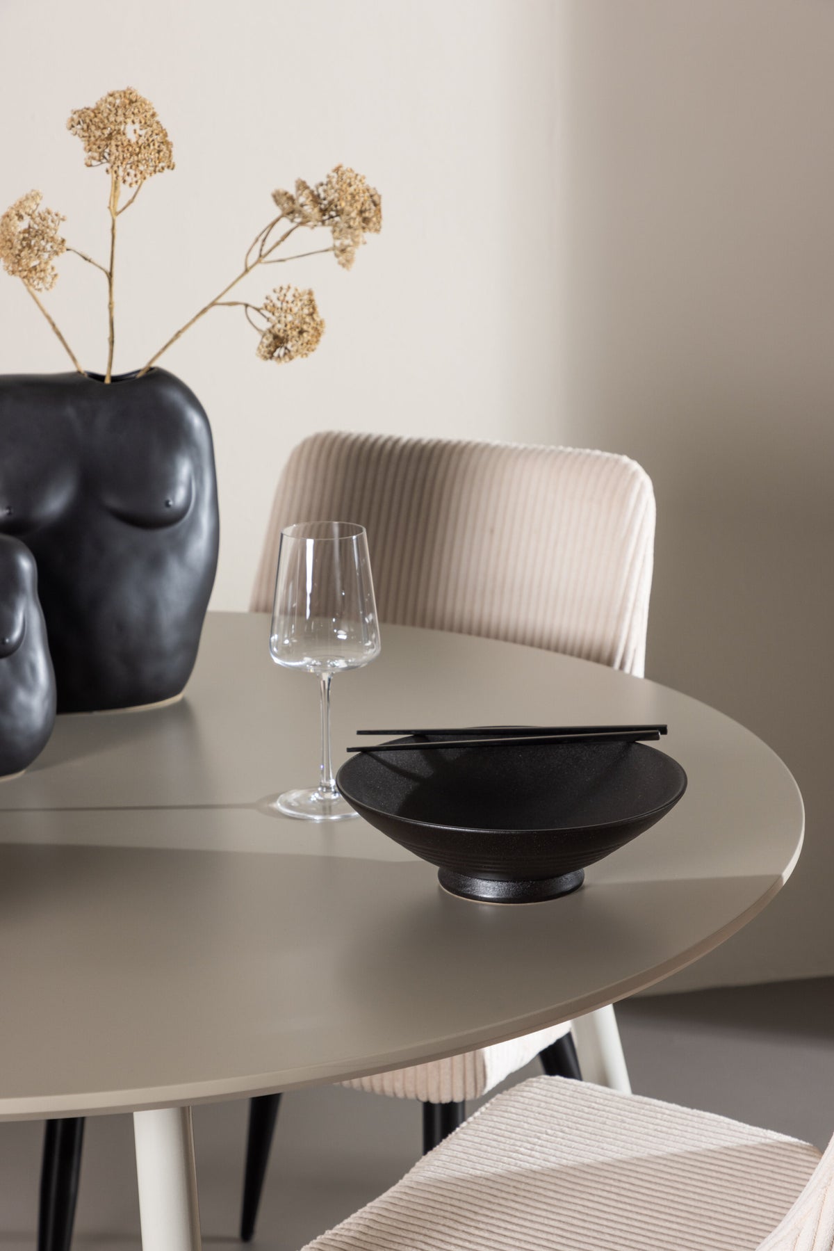 Plaza Matbord med Leone Stolarna – MDF