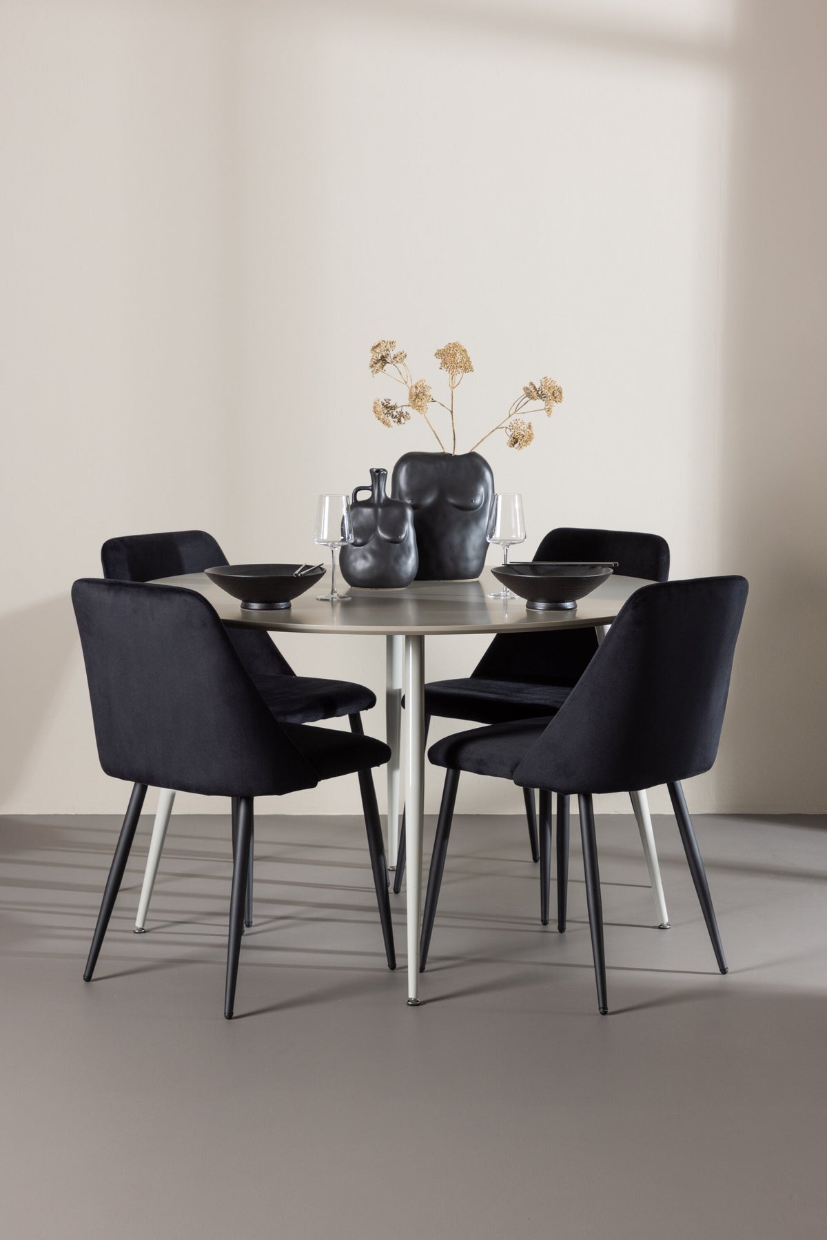Plaza Matbord med Night Stolarna