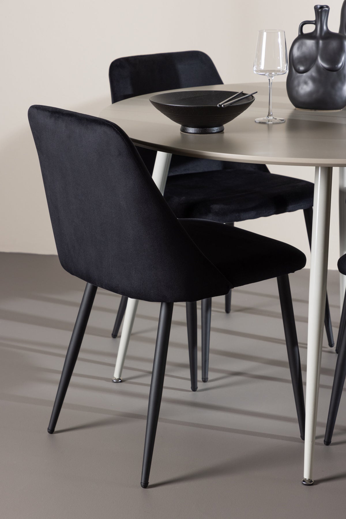 Plaza Matbord med Night Stolarna