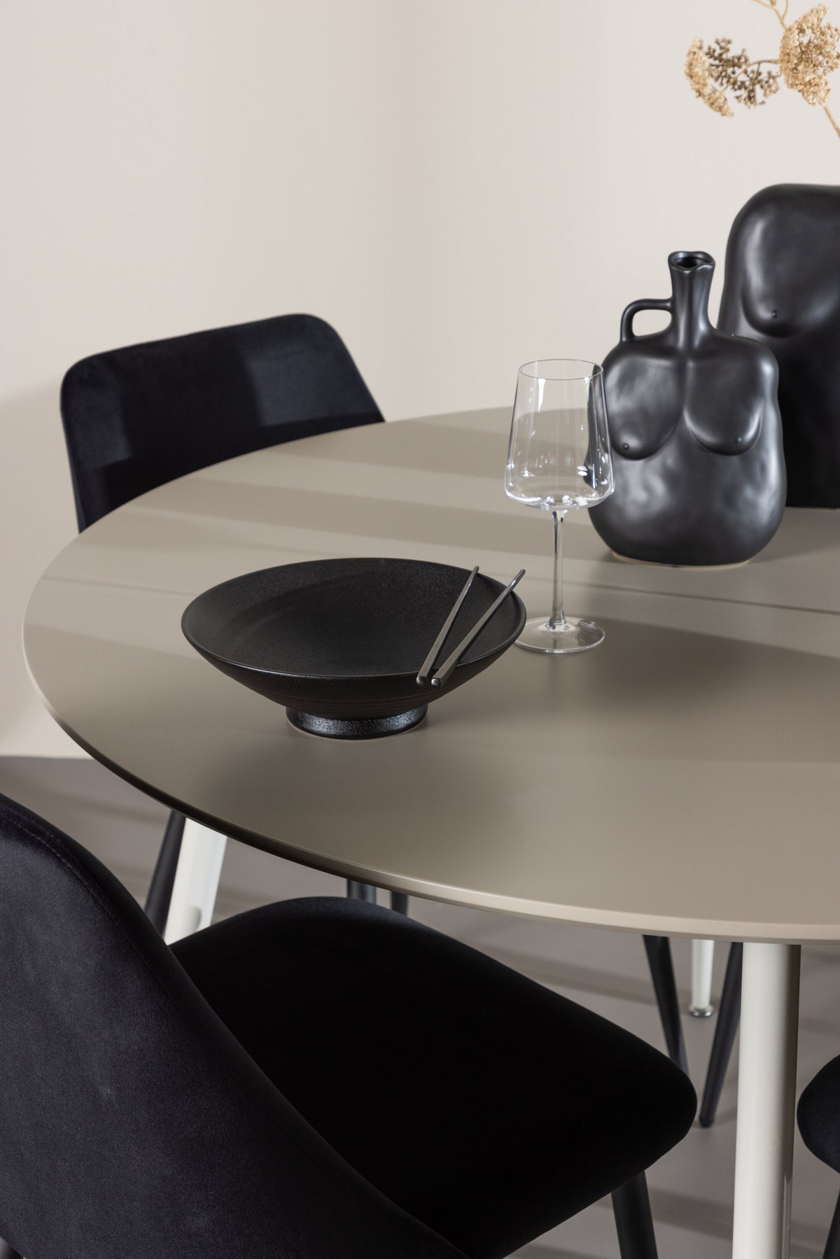 Plaza Matbord med Night Stolarna
