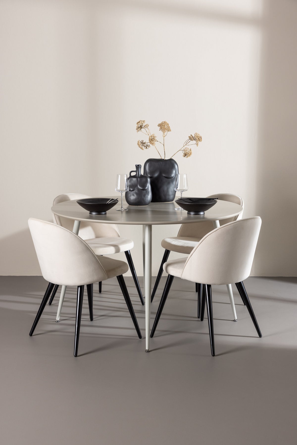 Plaza Matbord med Velvet Stolarna – MDF