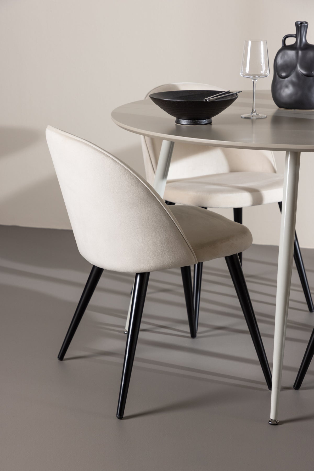 Plaza Matbord med Velvet Stolarna – MDF