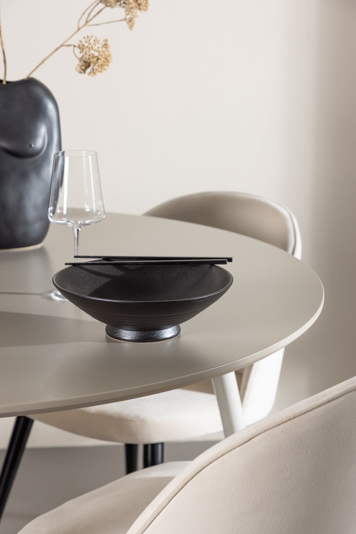 Plaza Matbord med Velvet Stolarna – MDF
