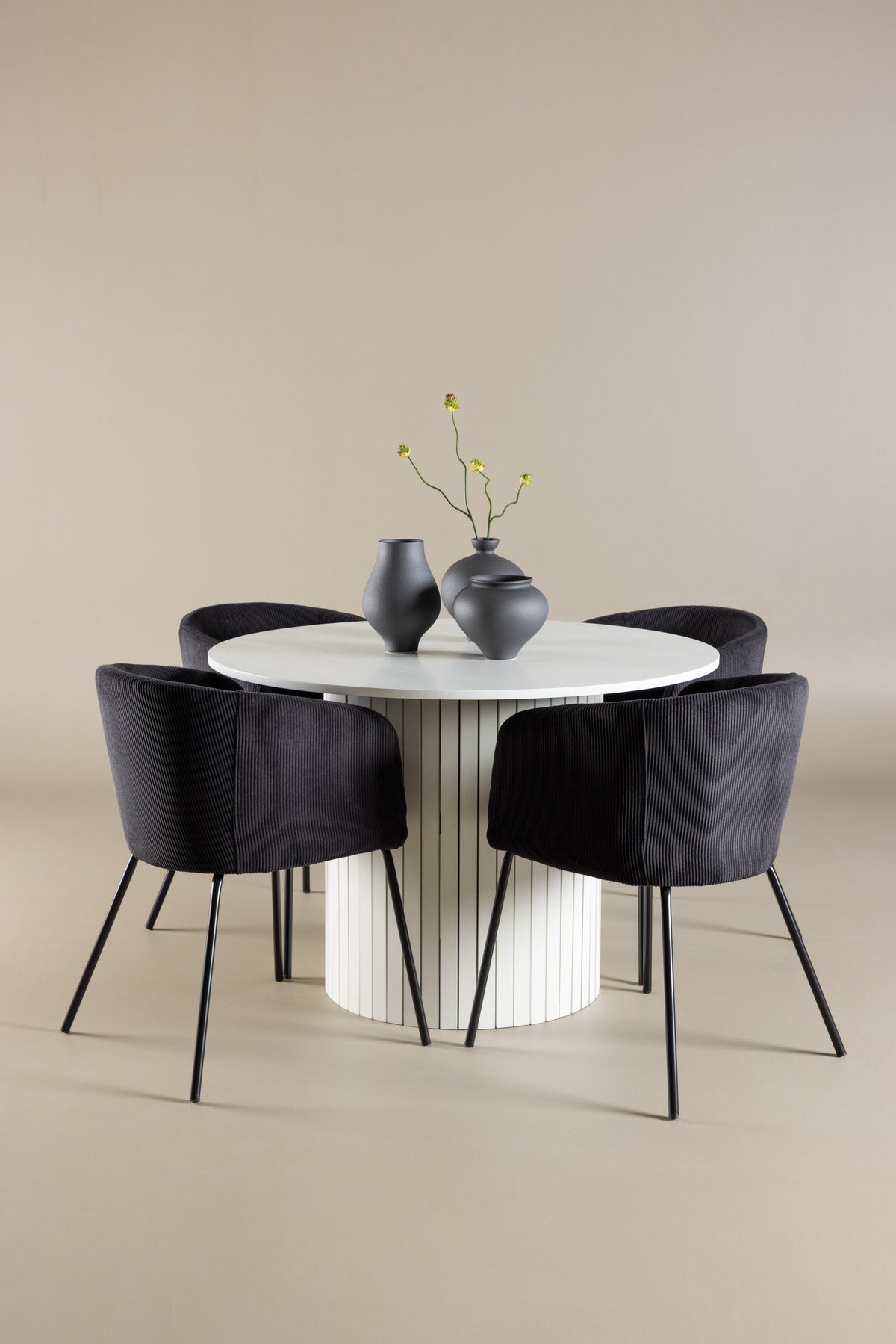 Härön Matbord med Berit Stolarna – MDF