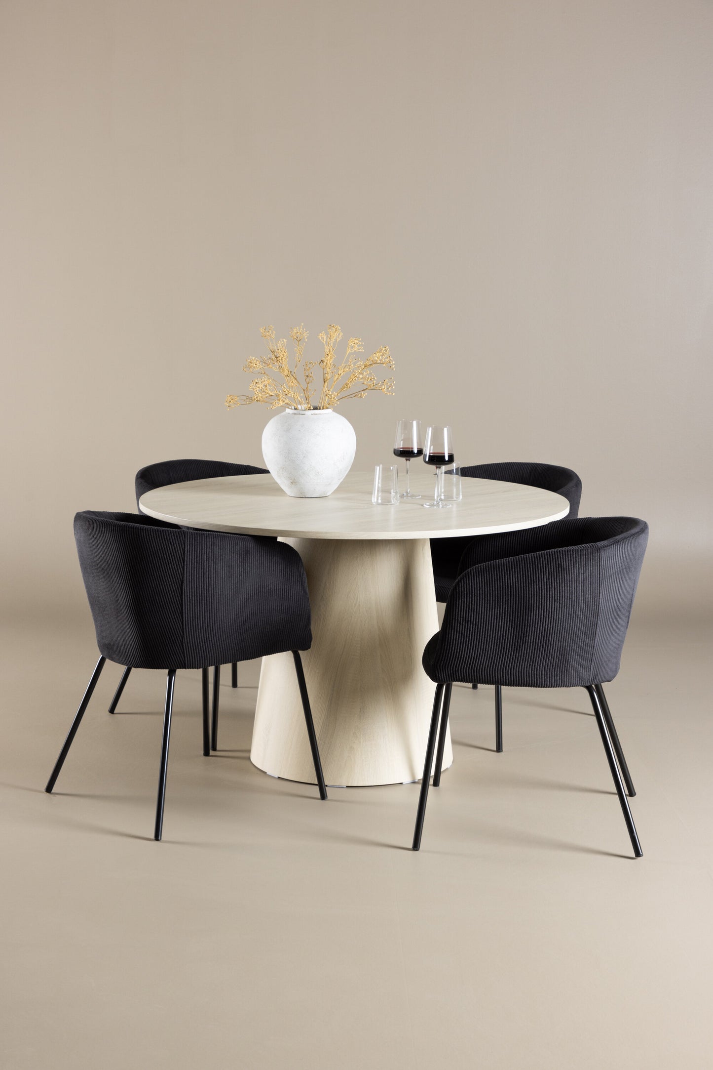 Lanzo Matbord med Berit Stolarna – MDF