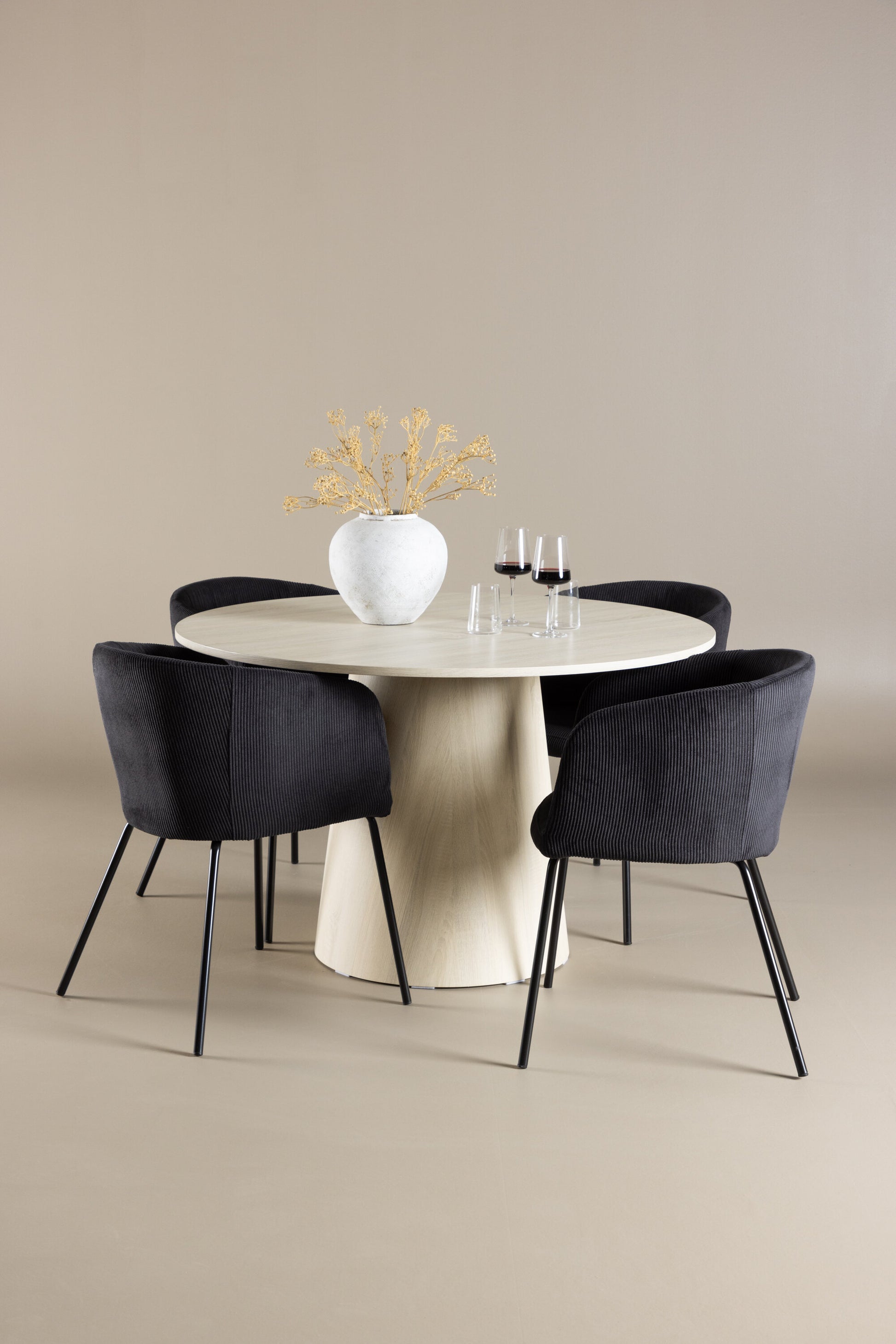 Lanzo Matbord med Berit Stolarna – MDF