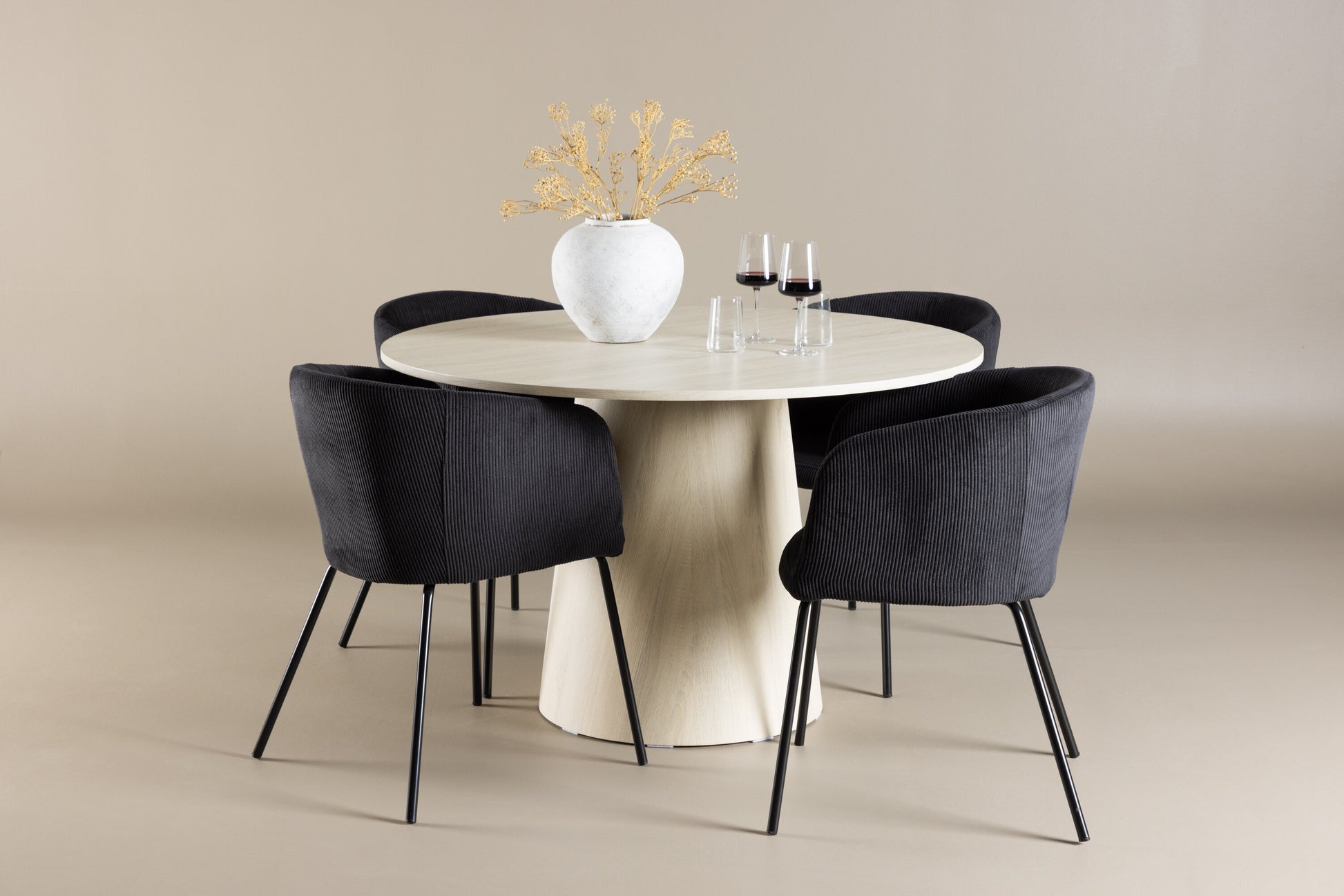 Lanzo Matbord med Berit Stolarna – MDF