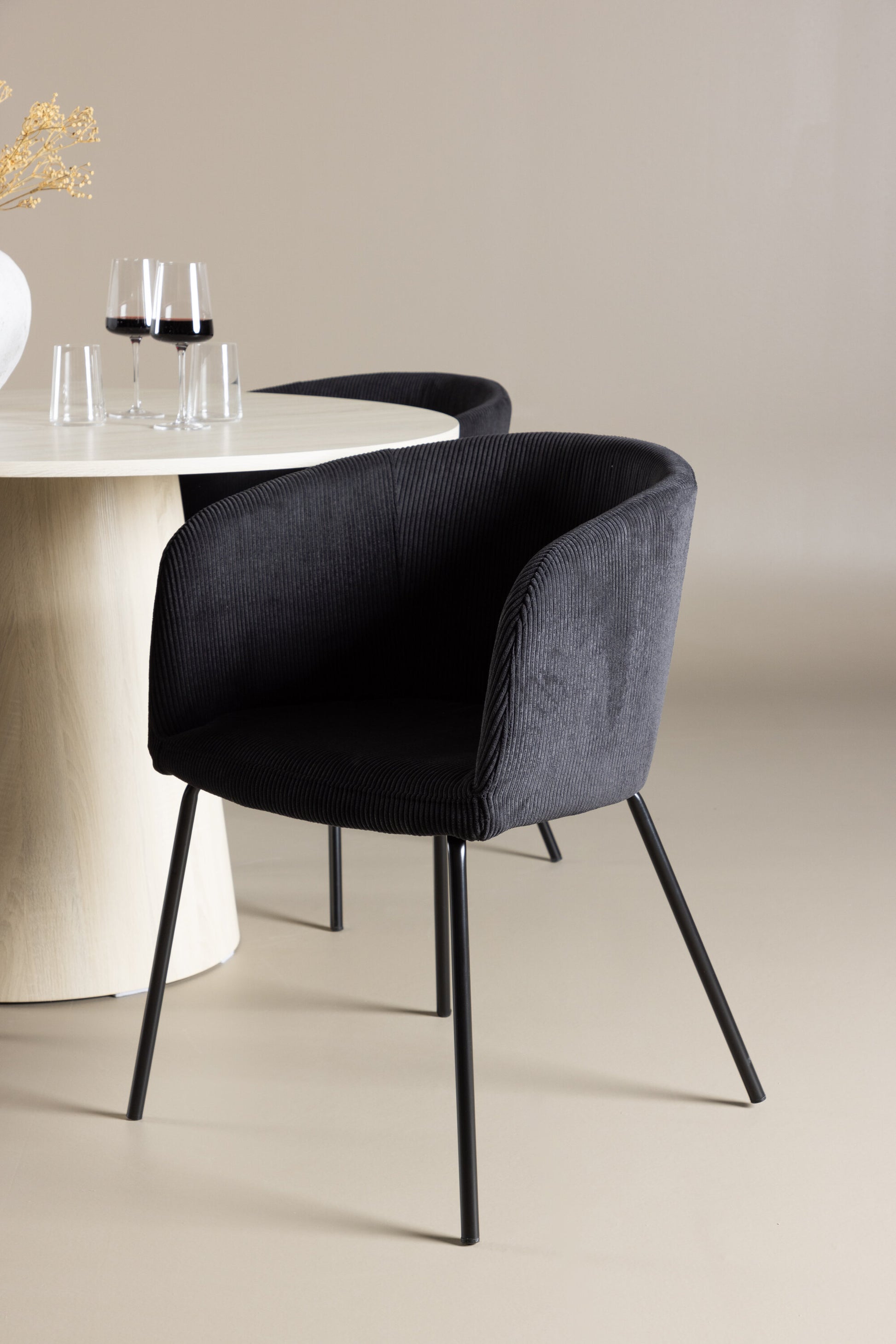 Lanzo Matbord med Berit Stolarna – MDF