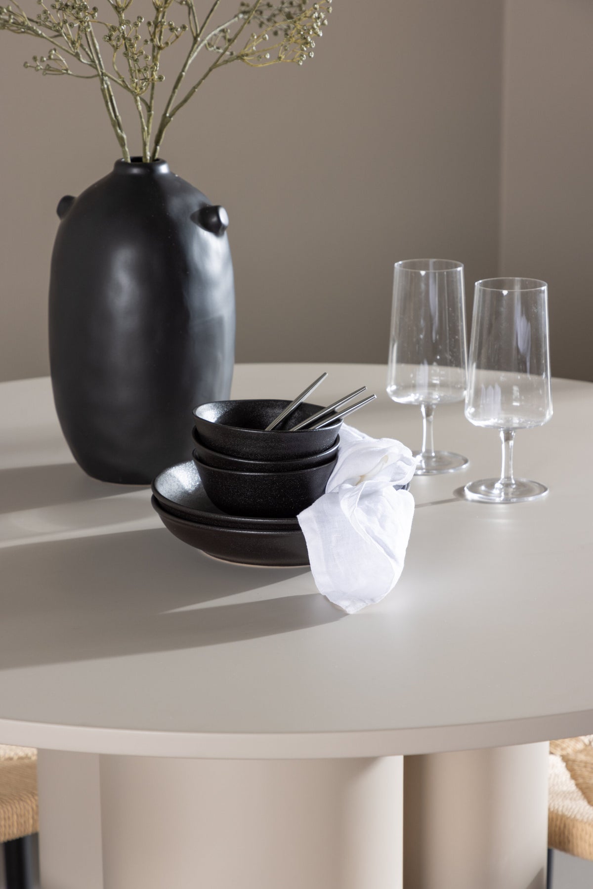 Olivia Matbord med Alfons Stolarna – MDF