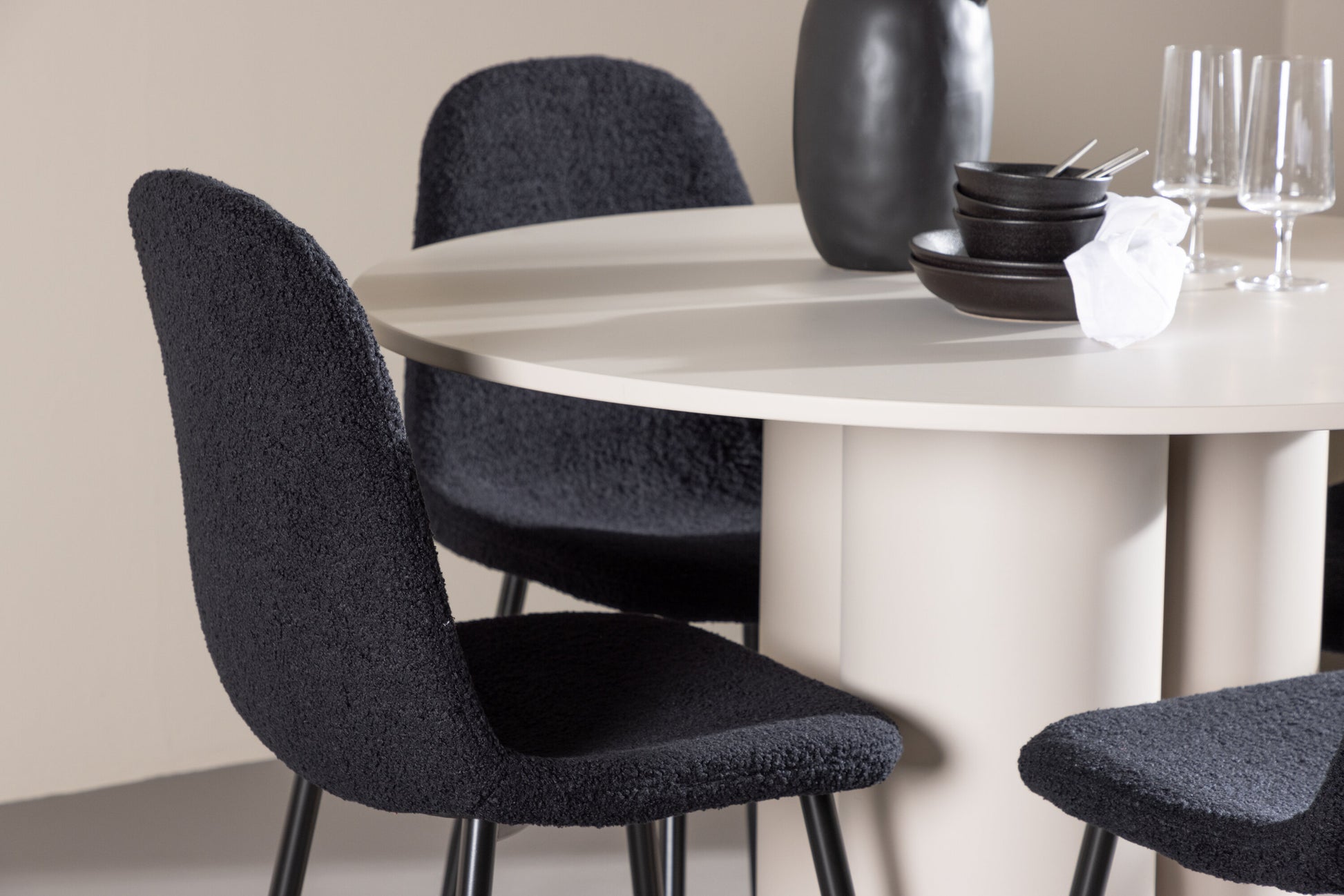Olivia Matbord med Polar Stolarna – MDF