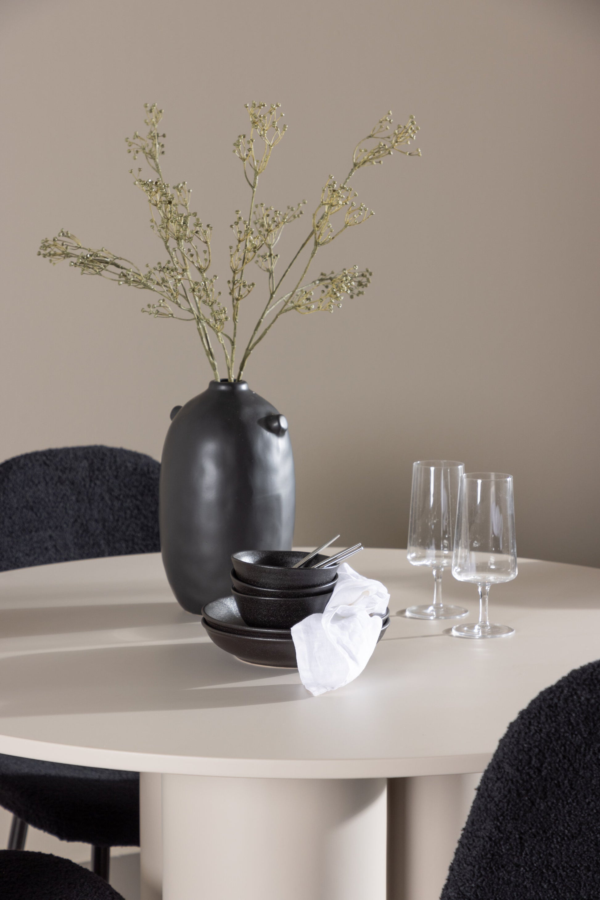 Olivia Matbord med Polar Stolarna – MDF