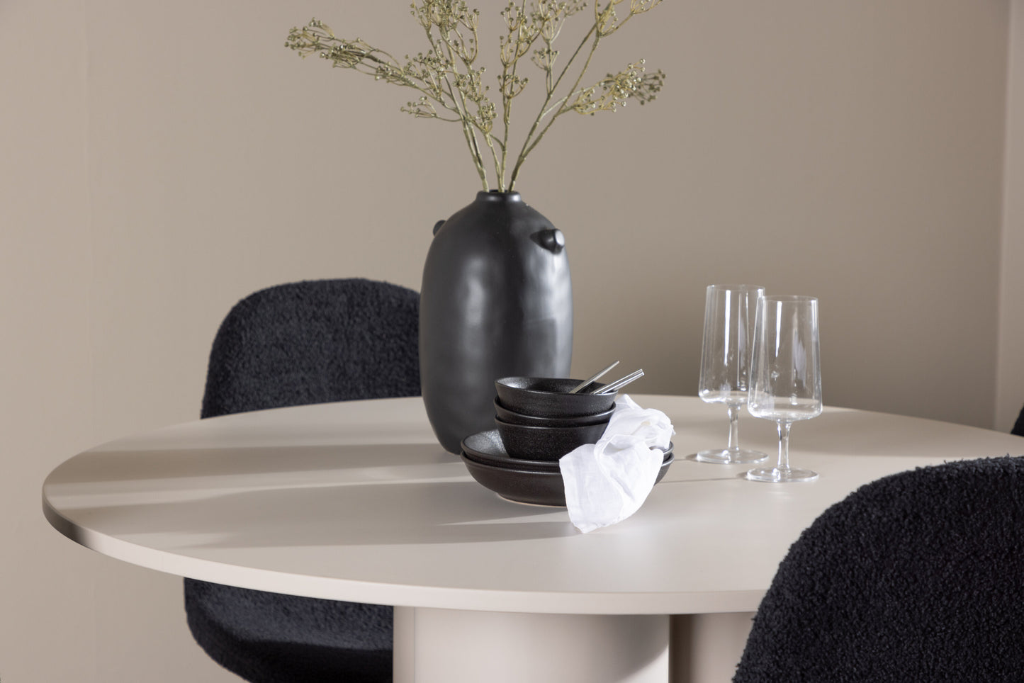 Olivia Matbord med Polar Stolarna – MDF