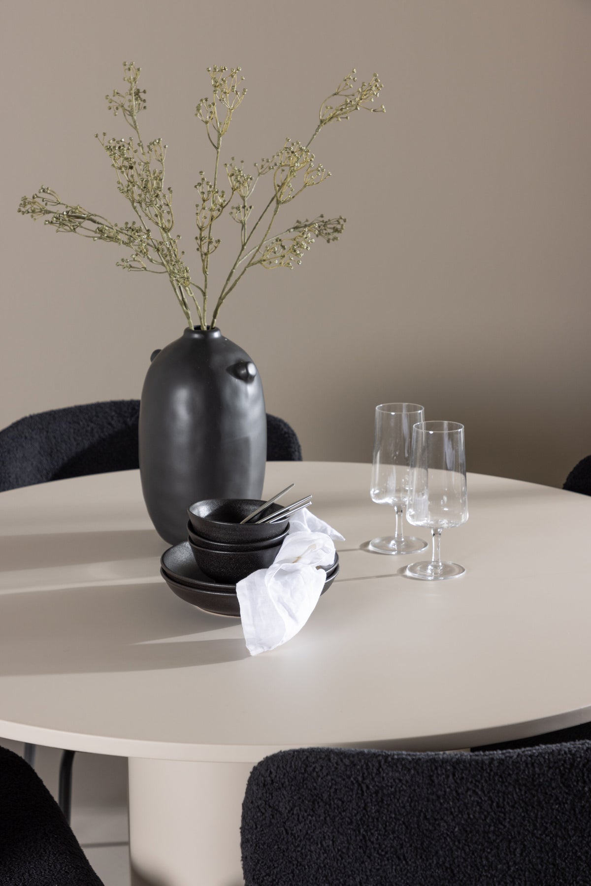 Olivia Matbord med Modesto Stolarna – MDF